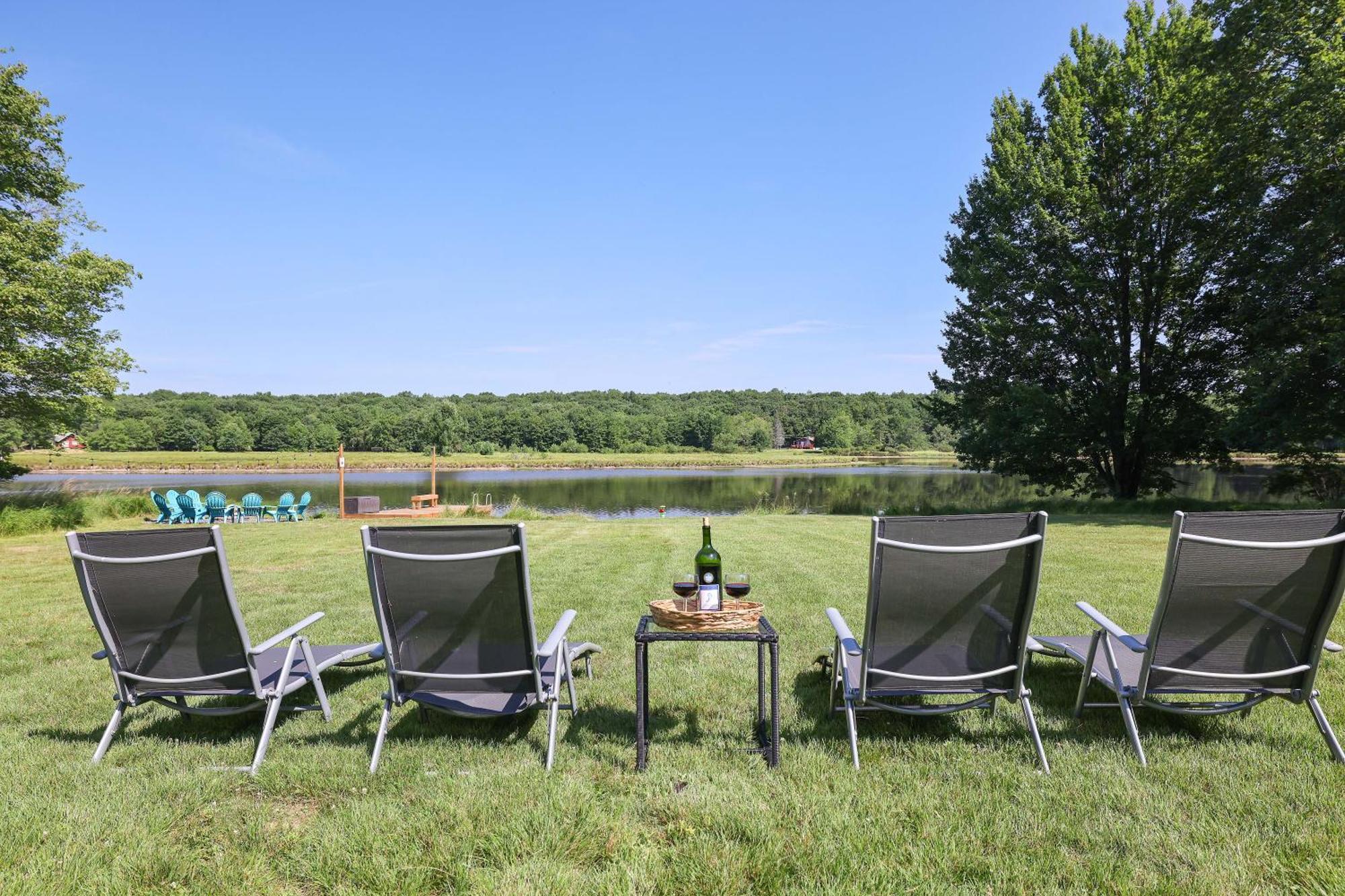 Poconos Brand New Lakefront Oasis 1 Acre, Hottub Gameroom Firepits Talk About Privacy Albrightsville Exterior foto